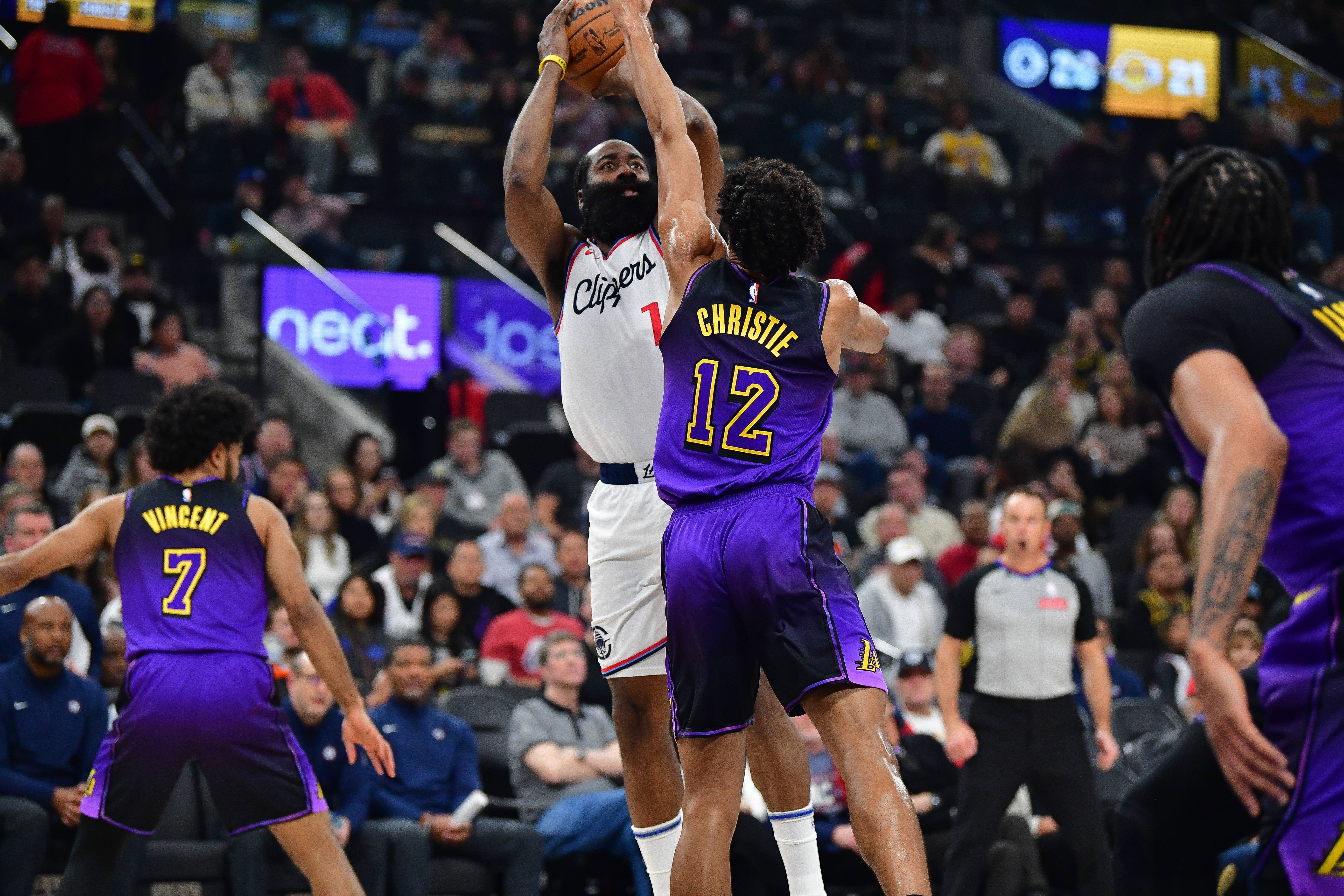 爱游戏官网-&quot;湖人队快节奏攻防，展现团队实力&quot;的简单介绍