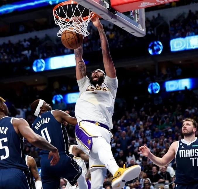 AYX SPORTS-湖人逆转取胜，詹姆斯表现全场最佳