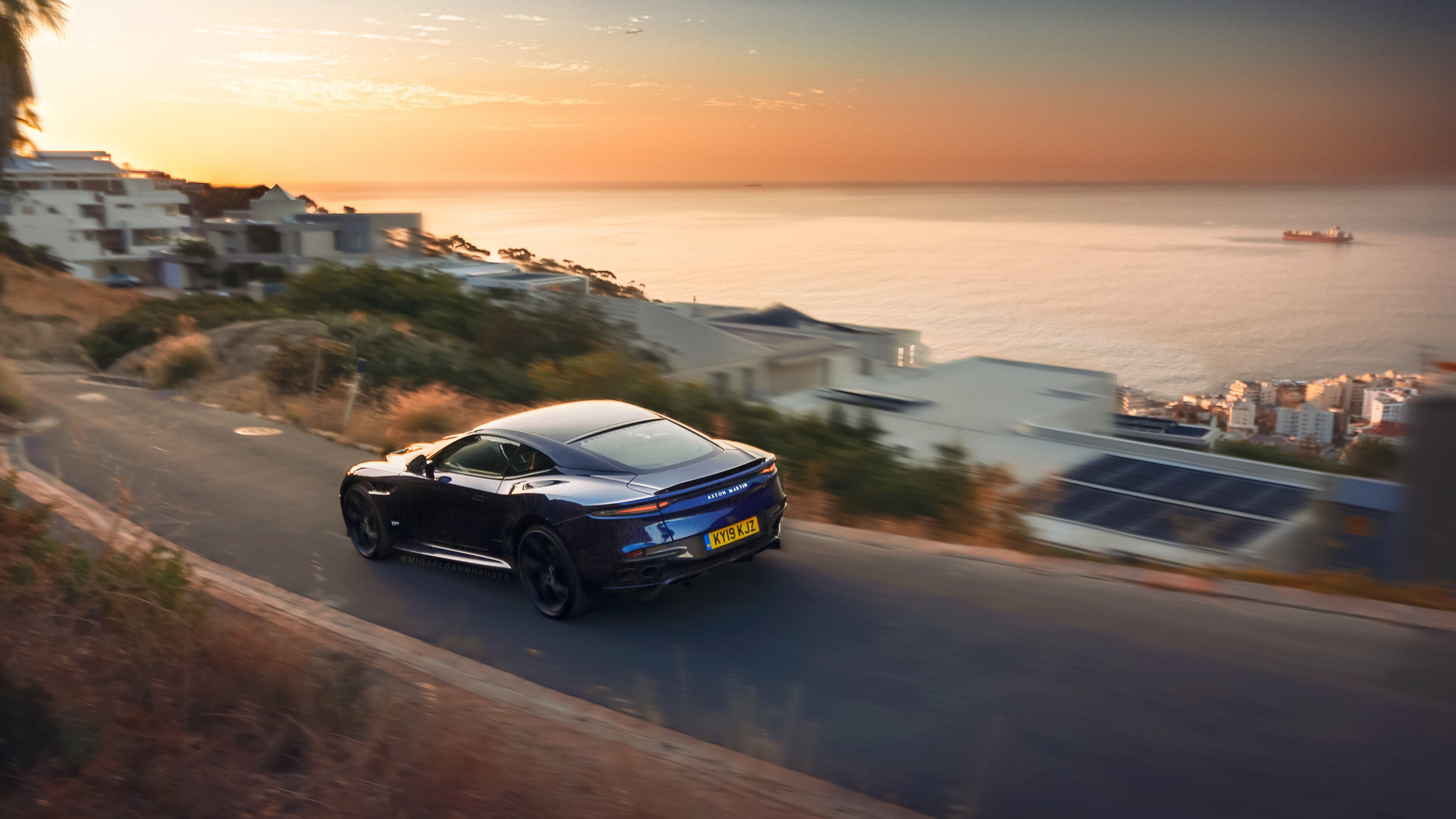 爱游戏 电竞-“泥泞冲刺：雨后赛道上的疯狂对决”，在雨后泥泞的道路上走