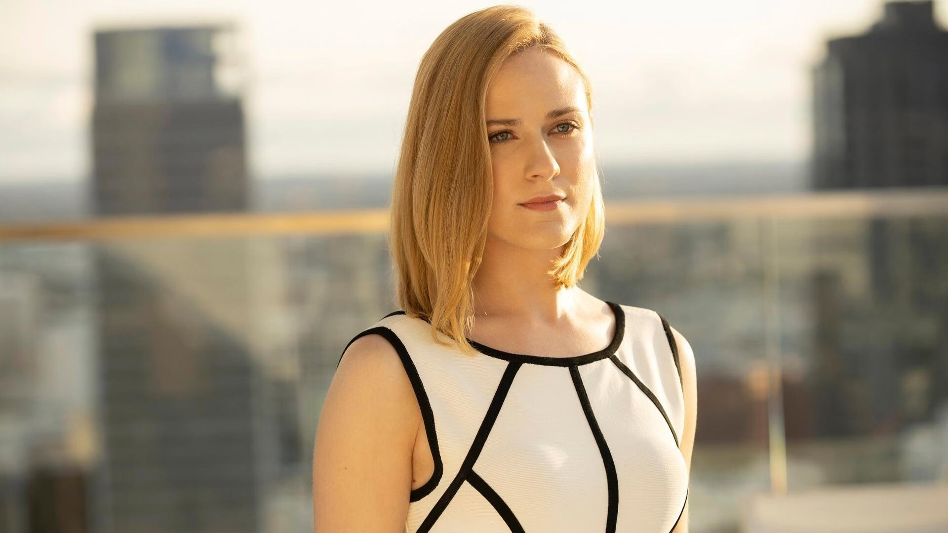 泥泞冲刺:泥地赛段中车手的极速较量,泥泞汽车