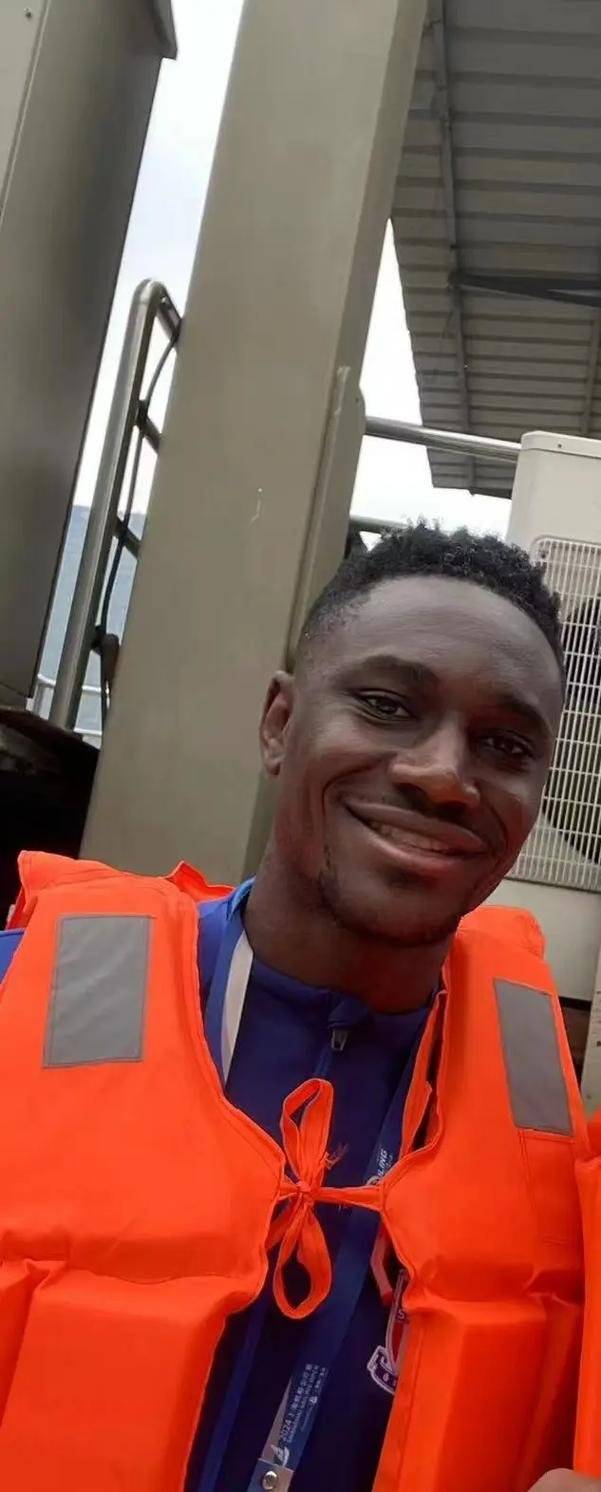 爱游戏体育:某球员“怒怼球迷”，球迷：这素质还不如“小学生”！的简单介绍