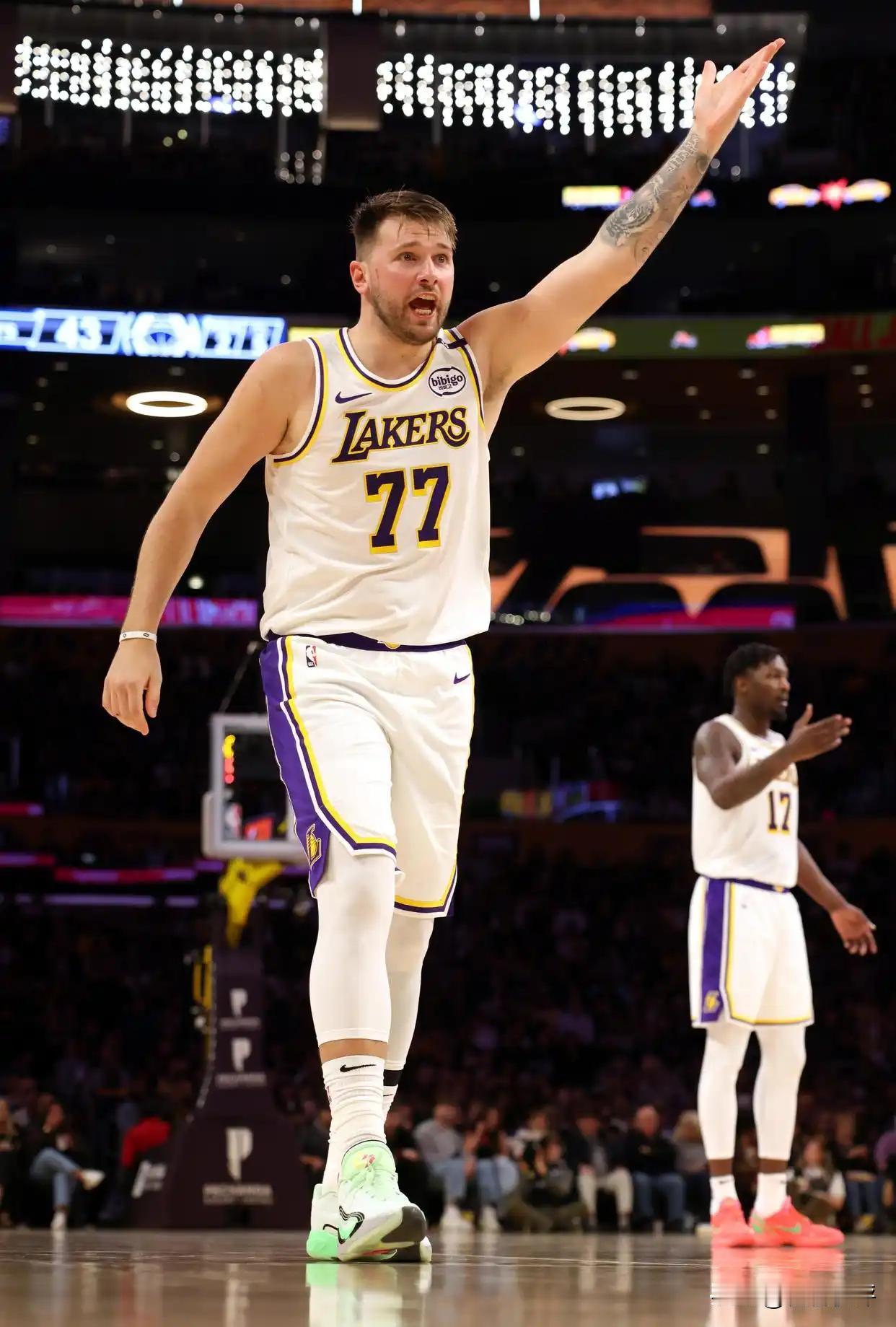 爱游戏体育：湖人队战术调整：尝试三后卫阵容，提升进攻速度的简单介绍