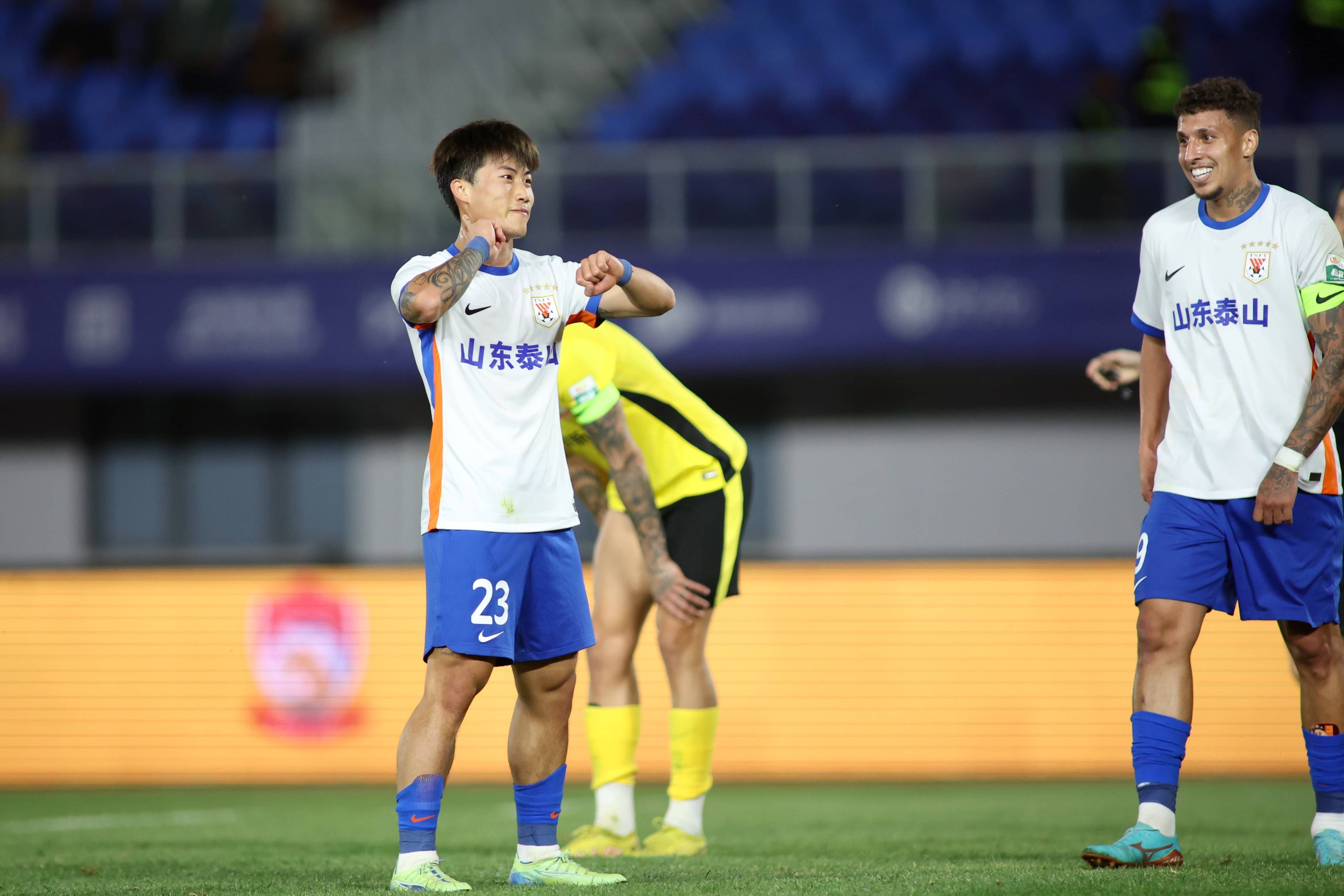 爱游戏体育:中超联赛第六轮：比赛精彩纷呈，悬念迭起，球迷大呼过瘾的简单介绍