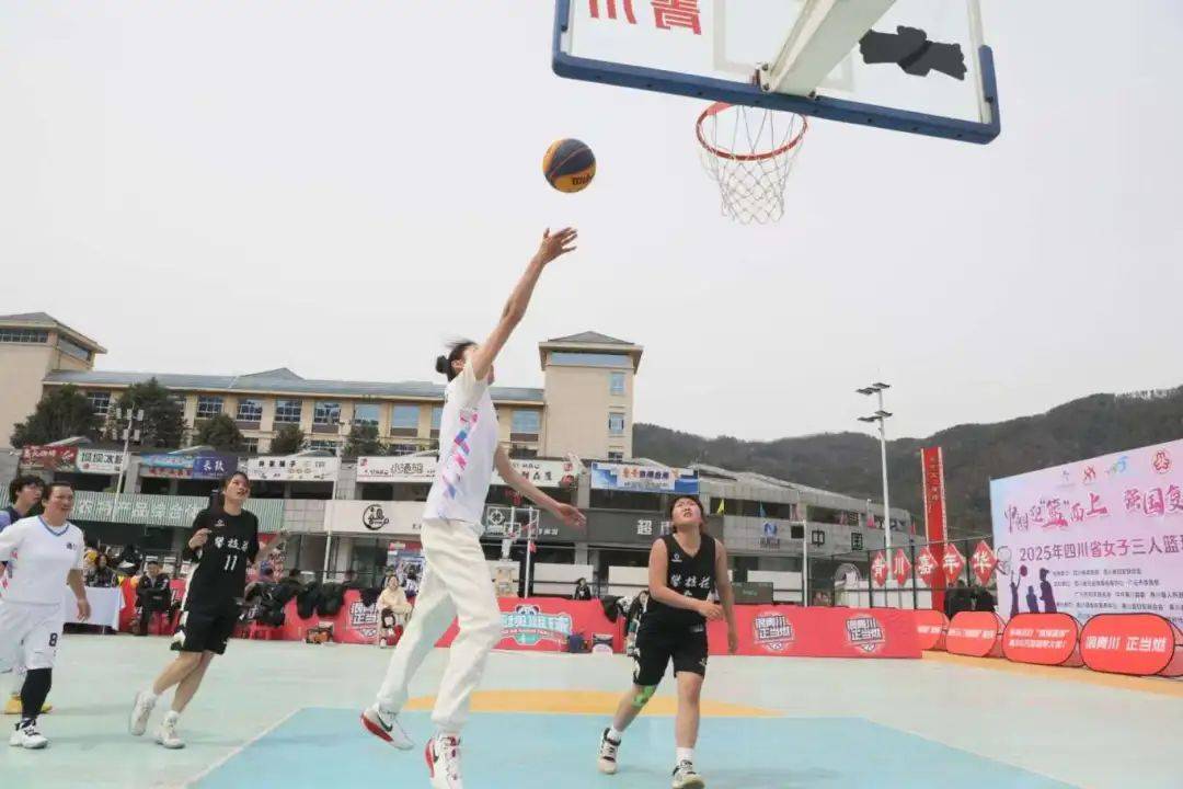 爱游戏体育：中国女篮出征国际赛，铿锵玫瑰绽放光芒的简单介绍