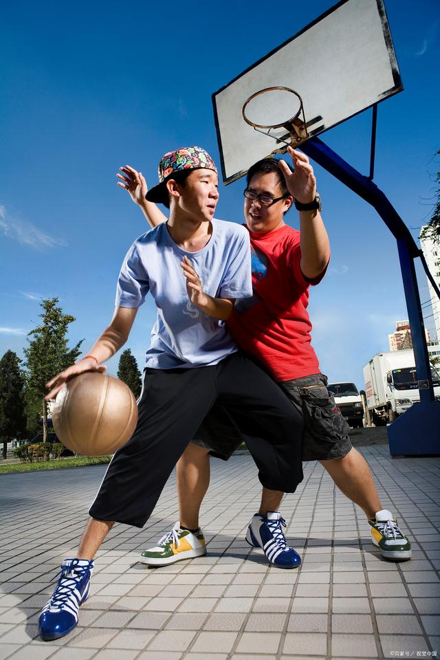 包含爱游戏体育：篮球主题的摄影展：用镜头记录篮球的精彩瞬间的词条