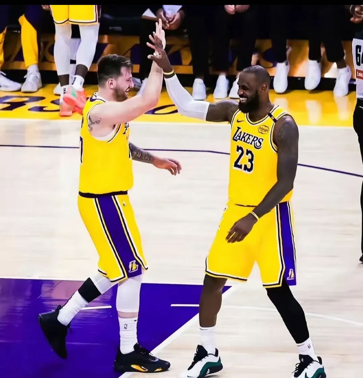 关于爱游戏体育：湖人队训练视频：詹姆斯苦练投篮，状态火热的信息