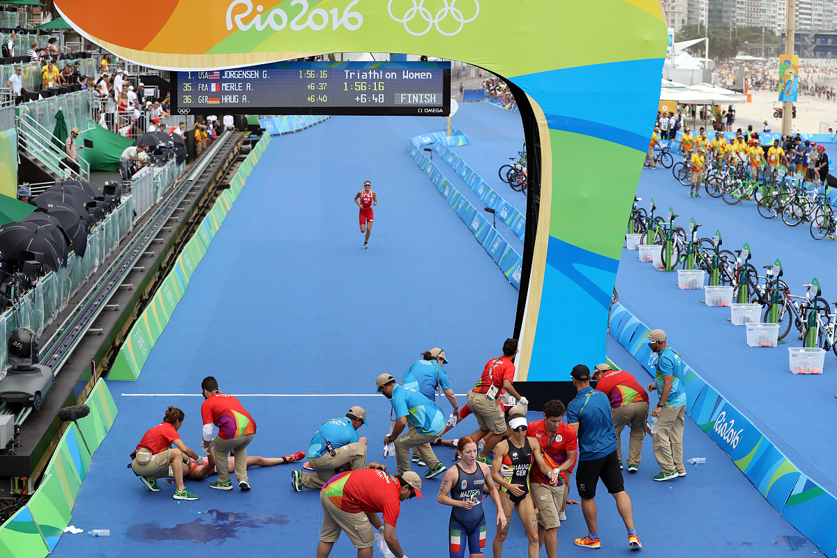 爱游戏体育：经典赛事的重温：那些年引爆激情的瞬间的简单介绍