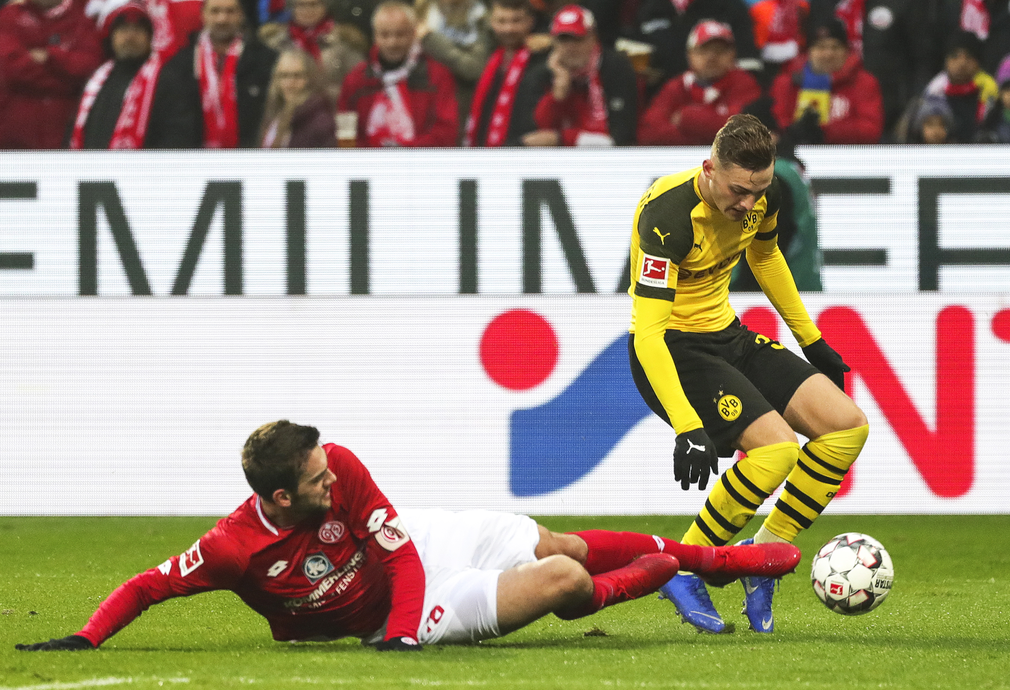 爱游戏app-包含爱游戏体育:西甲球队的社区建设：与球迷紧密相连的词条